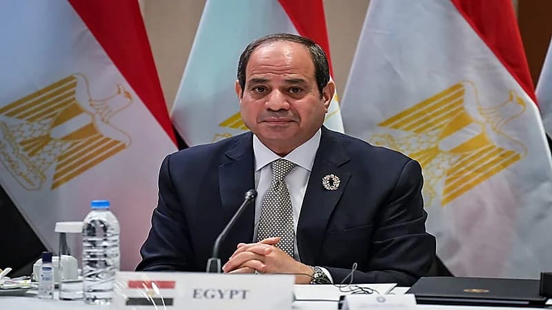 فيديو..السيسي يفاجئ لواء بالجيش: "بتدفعوا ضرائب ولا لأ"