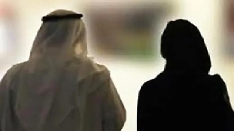 بالفيديو.. قصة زوج ينام خارج منزله بسبب لسان زوجته وشخصيتها القوية