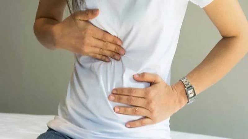 استشاري يكشف عن أسباب ألم أعلى البطن بعد تناول وجبة ثقيلة