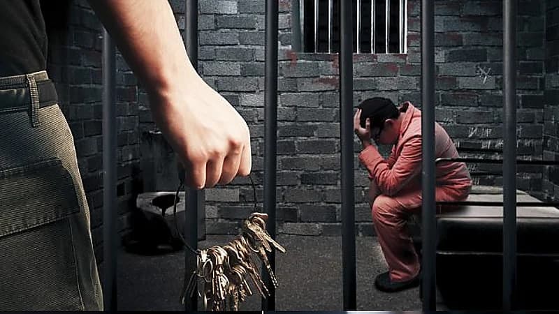 الإطاحة بباحث نفسي حول سجناء لمدمنين بدلا من علاجهم