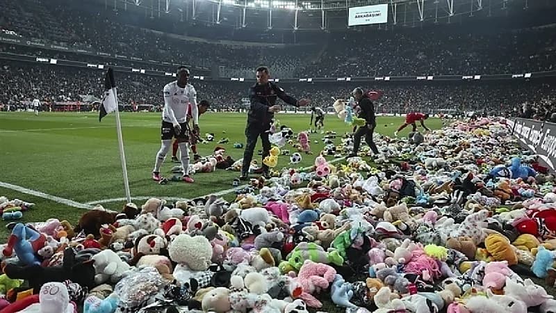 بالفيديو .. جمهور فريق تركي يغرق الملعب بهدايا لأطفال الزلازل