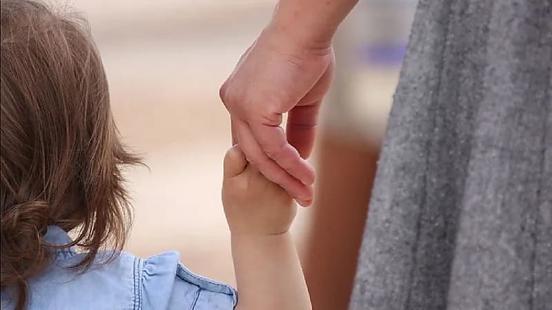 بالفيديو .. محامية : بصك الحضانة وشهادة الوفاة تثبت الأم ولايتها على أطفالها