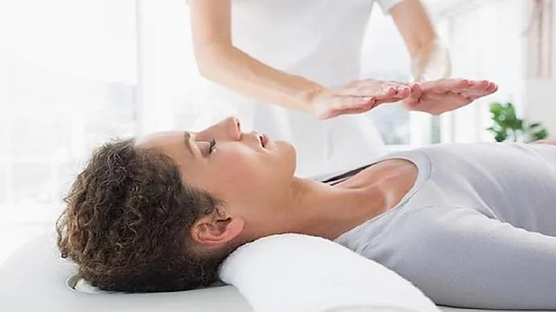 بالفيديو .. أخصائية نفسية : العلاج الروحي يزيد من معاناة المرضى