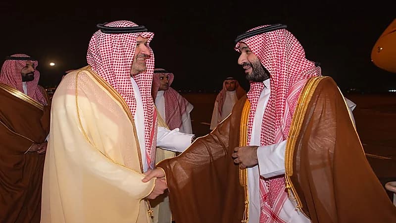 شاهد.. وصول ولي العهد إلى المدينة المنورة وفي مقدمة مستقبليه أمير المنطقة ونائبه