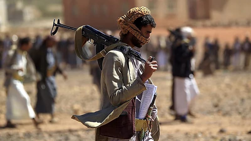 "الحوثي الإرهابية" تقتل مختطفاً داخل مدرسة في تعز