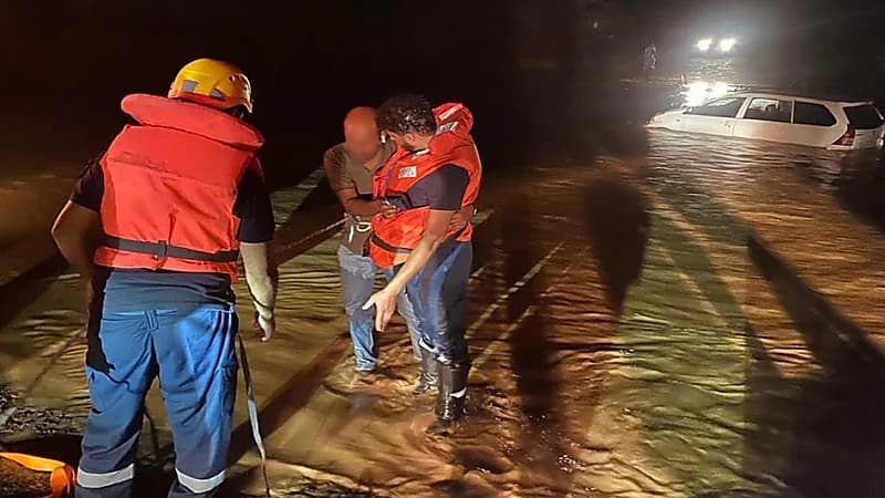 إنقاذ شخص احتجز في سيل داخل مركبة بالمدينة المنورة