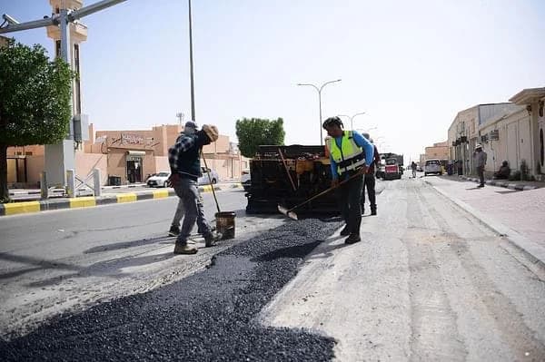إلزام مقاولين مخالفين للشروط بإعادة سفلتة طرق بعنيزة