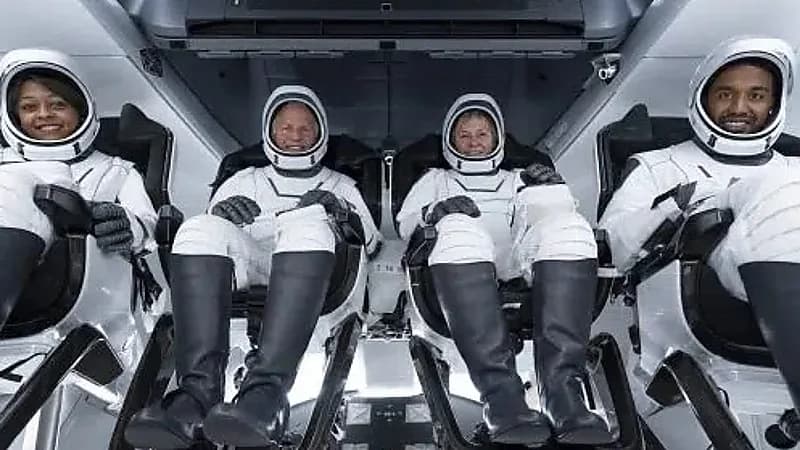 لحظة فتح باب مركبة دراغون استعدادا لنزول "علي" و"ريانة" لمحطة الفضاء الدولية