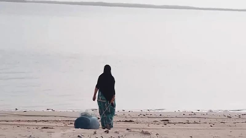 مسنة تمتهن صيد الأسماك بجزر فرسان .. فيديو