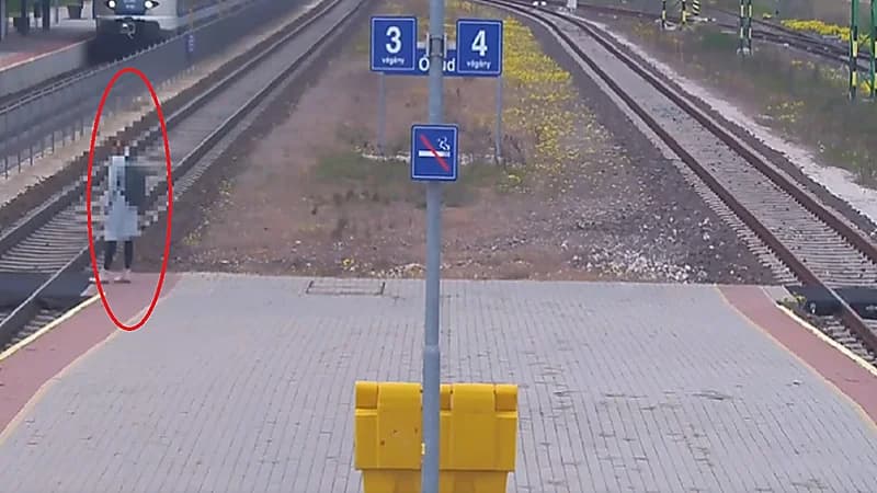 لحظة صدم قطار لفتاة ونجاتها بأعجوبة