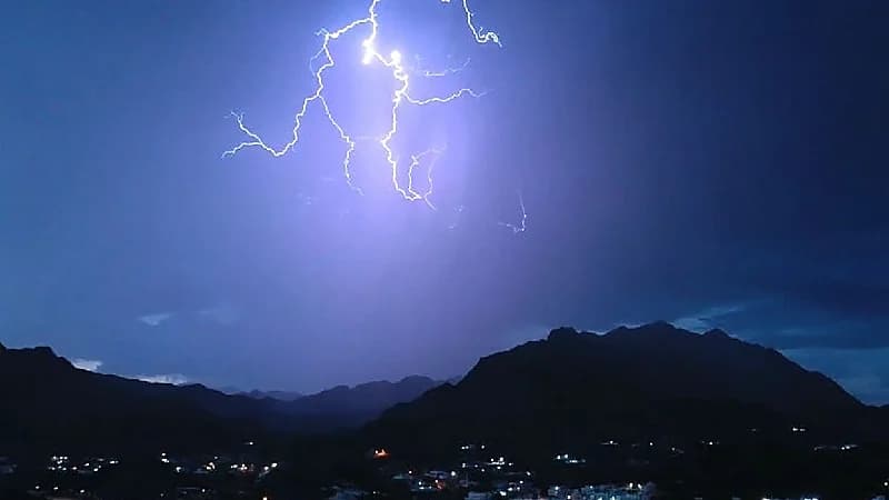 وفاة شخص إثر إصابته بصاعقة رعدية في عسير