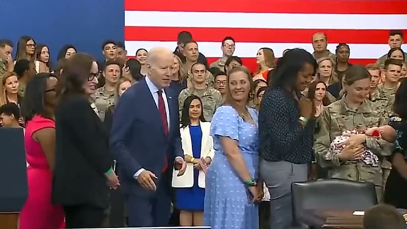 بايدن يثير الجدل من جديد بعد ظهوره تائهاً على المنصة - فيديو