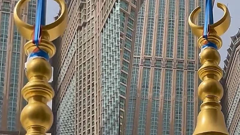 تركيب هلالي منارتي باب الملك عبد العزيز بالمسجد الحرام .. فيديو