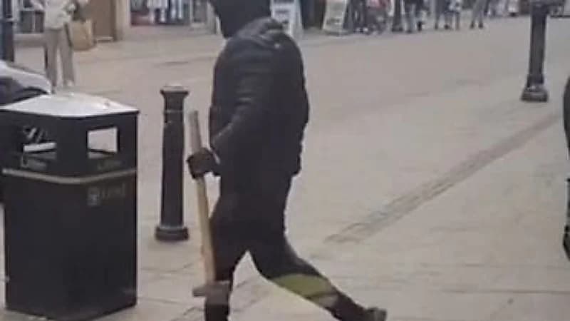 سطو مسلح بالفؤوس والمطارق على محل مجوهرات في وضح النهار - فيديو