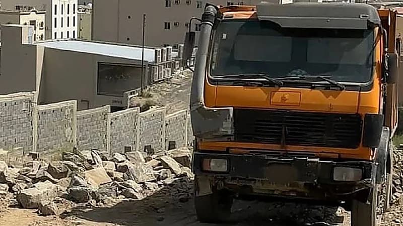 ضبط شاحنتَيْن تفرغان مخلفات البناء والحفر بـ"حلقة الشرقية"