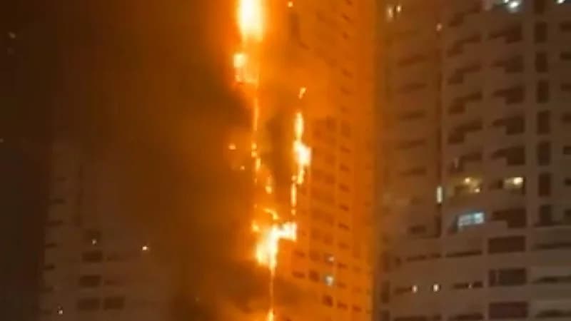 حريق هائل يلتهم برج سكني في عجمان.. فيديو