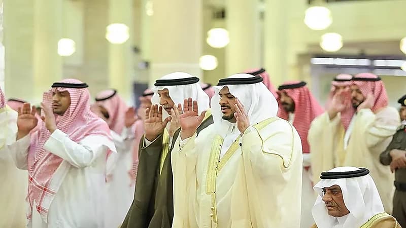 نائب أمير الرياض يؤدي صلاة الميت على الأميرة حصة بنت عبدالله...صور