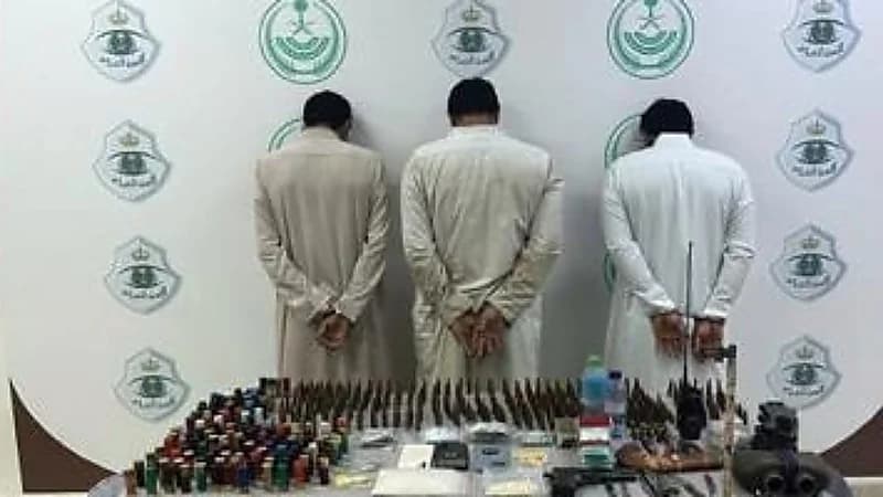 القبض علي 3 مواطنين لترويجهم للمخدرات بمنطقة القريات