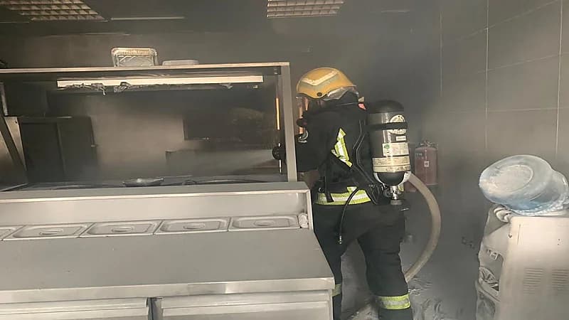 إصابة شخص وأضرار مادية في حريق مطعم بالدمام