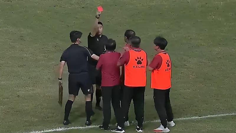 إيقاف مدرب صيني صفع حكم مباراة