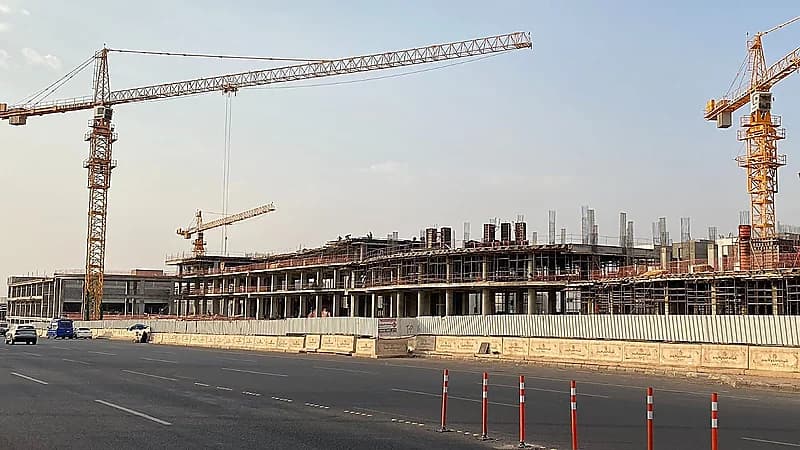 مجمع تجاري جديد بتصميم مميز على طريق قباء..صور