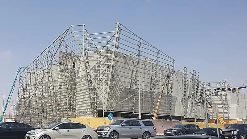 جانب من تنفيذ أعمال المجمع التجاري بالرياض..صور
