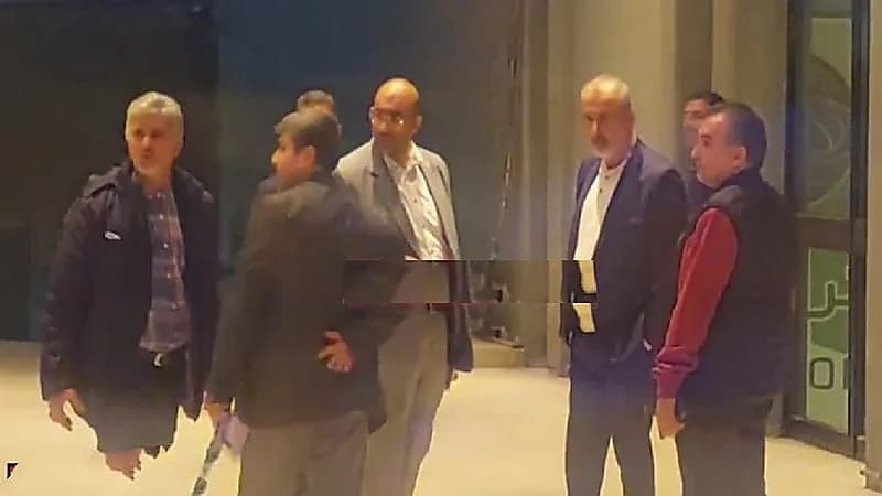 مسؤولي نادي برسبوليس الإيراني لم يغادرو الملعب خوفا من الجماهير .. فيديو