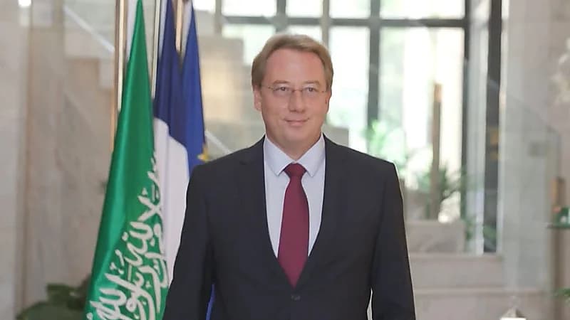 السفير الفرنسي في المملكة يستعرض أحد الصقور النادرة .. صور