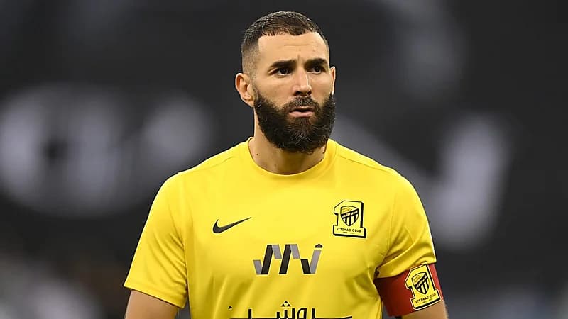 بنزيما يقترب من الرحيل عن صفوف الاتحاد