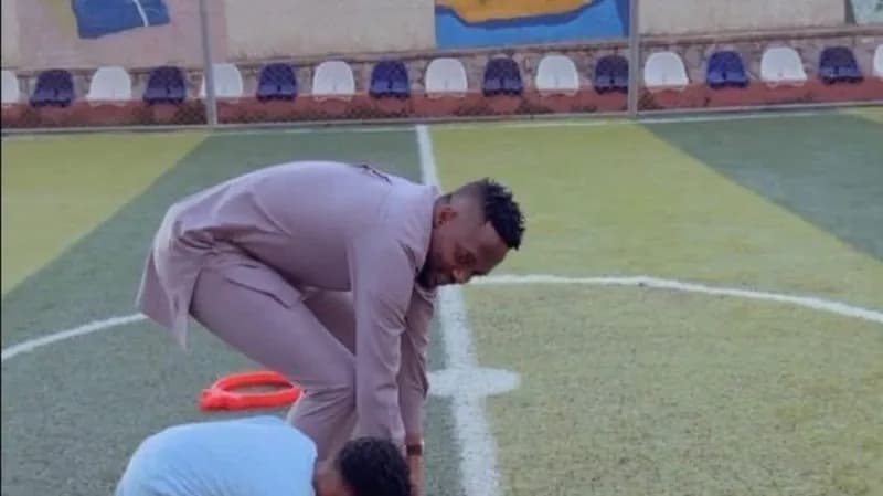 أحمد موسى يضع صورته بـ طقم النصر في ملعبه الخاص