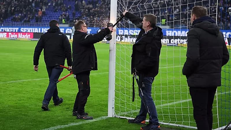 بسبب شغب الجماهير  .. إيقاف مباراة هامبورغ وهانوفر  .. صور