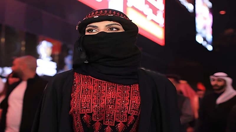 كادي الجريسي تخطف الأنظار بالزي الشمالي السعودي.. صور