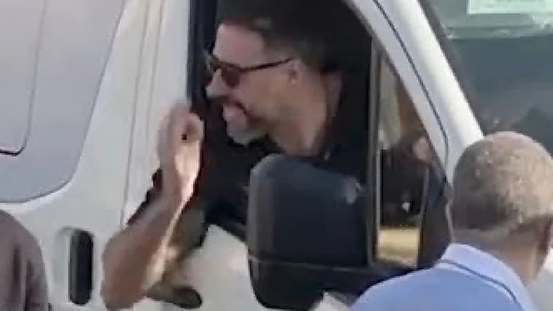 أحمد السعدني يعتدي لفظيا على الصحفيين في جنازة والده ..فيديو