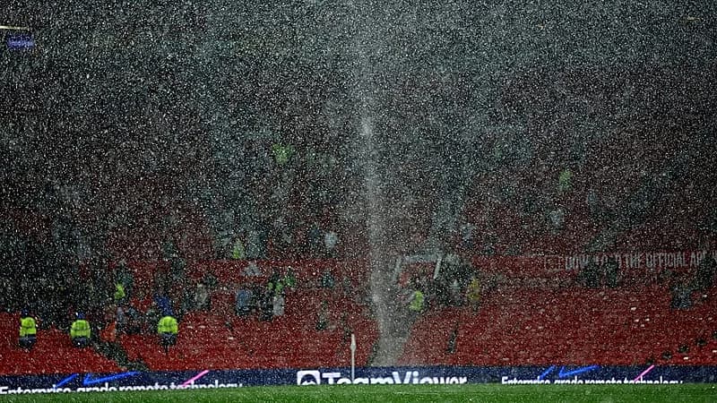 غرق أرضية ملعب أولد ترافورد خلال لقاء مانشستر يونايتد وآرسنال .. فيديو