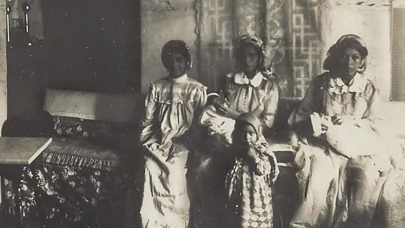 صورة نادرة لعائلة في أحد بيوت جدة قبل 117 عاماً .. صورة