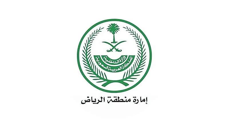 "إمارة الرياض" تغلق 4 محلات وتصادر 2300 رتبة وشعارات عسكرية و 400 بدلة عسكرية مخالفة