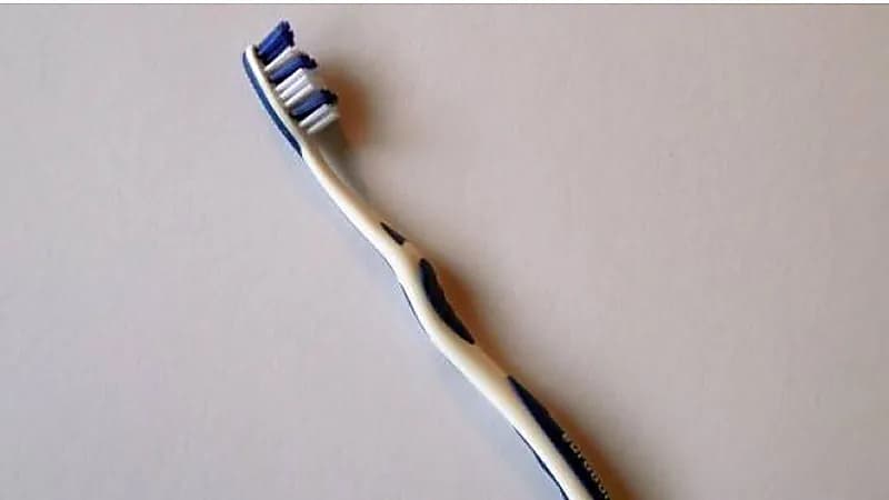 ‎امرأة تبتلع فرشاة أسنان طولها 20 سم