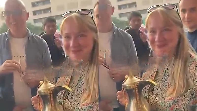 سائحة بريطانية تبكي بعد تلقيها عدة هدايا من أحد المواطنين بالمملكة .. فيديو