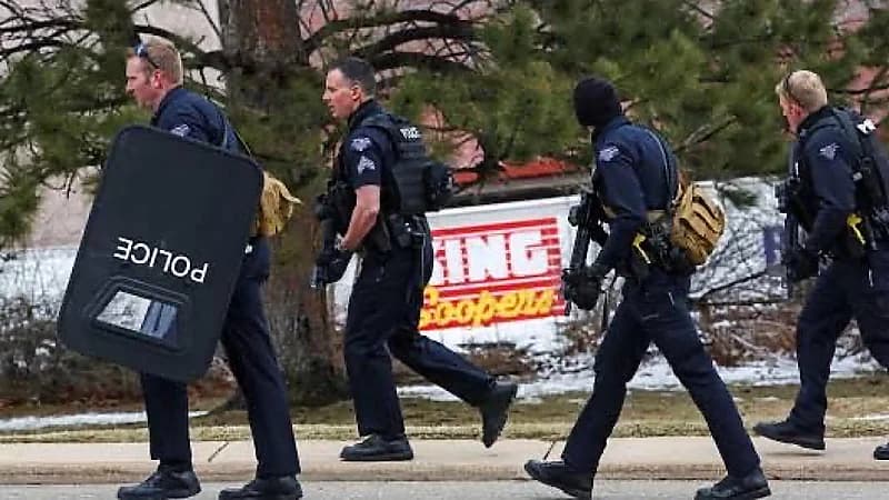 ‎الشرطة تقتحم منزلاً لدخول صاحبه في نوم عميق