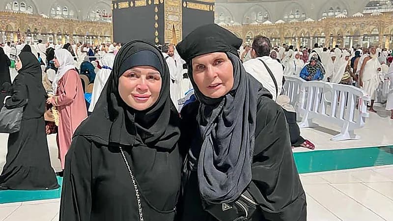 يسرا وإلهام شاهين تؤديان مناسك العمرة ..صورة