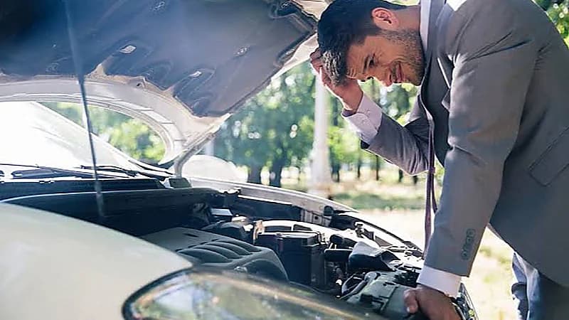 خبير سيارات: احذر اللون الأحمر في تابلوه سيارتك وبطاريتك في الشتاء.. فيديو