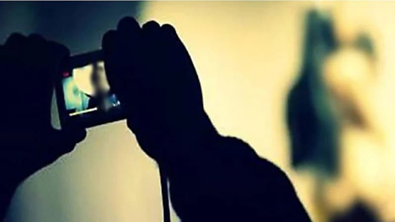 ضبط طبيب نساء متلبسًا بتصوير فتاة في كابينة استحمام