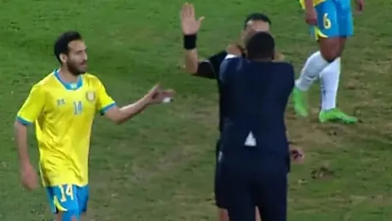 مسؤول بالإسماعيلي المصري يقتحم الملعب ويعتدي على الحكم  ..  فيديو