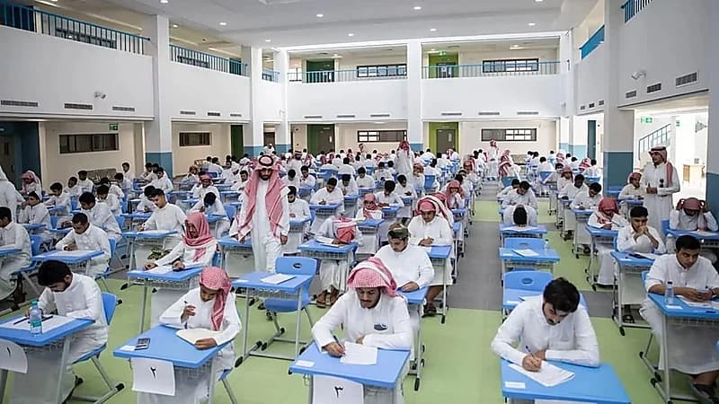 التعليم: يُمنع تصوير إجابات الطلاب والطالبات بالاختبارات ونشرها بأي وسيلة