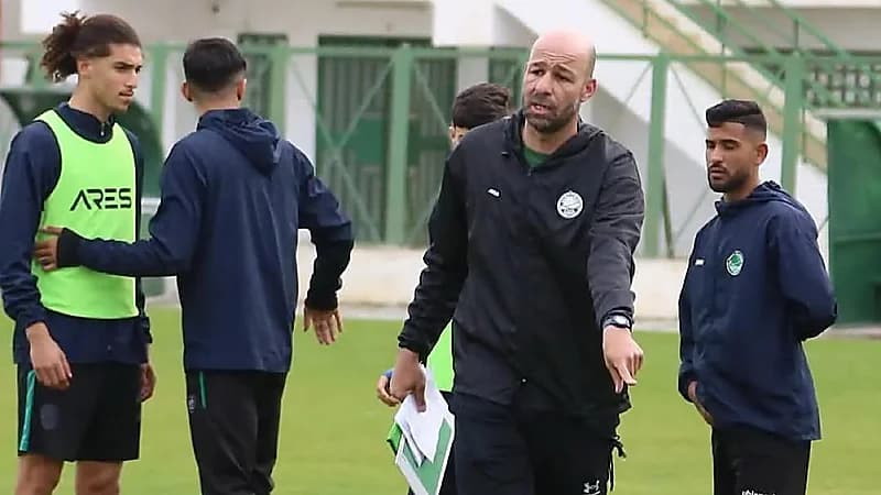 مدرب تونسي يهاجم اتحاد الكرة : اللاعبون أفطروا وسط المباراة