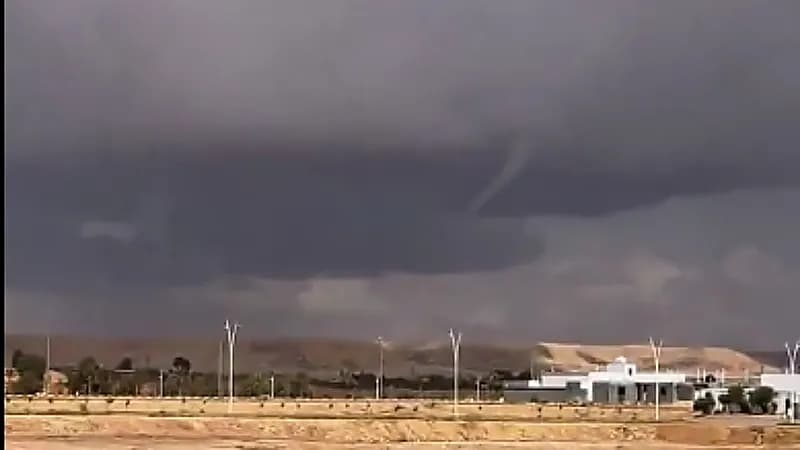 إعصار قمعي وسط حالة ممطرة بالجوف .. فيديو
