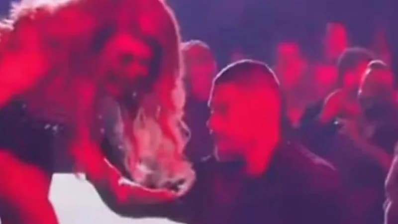 لحظة سقوط نوال الزغبي على المسرح خلال حفلها في بيروت.. فيديو