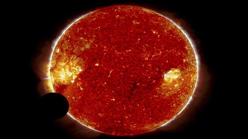 ناسا توضح حقيقة الجسم الغامض الذي مر أمام الشمس