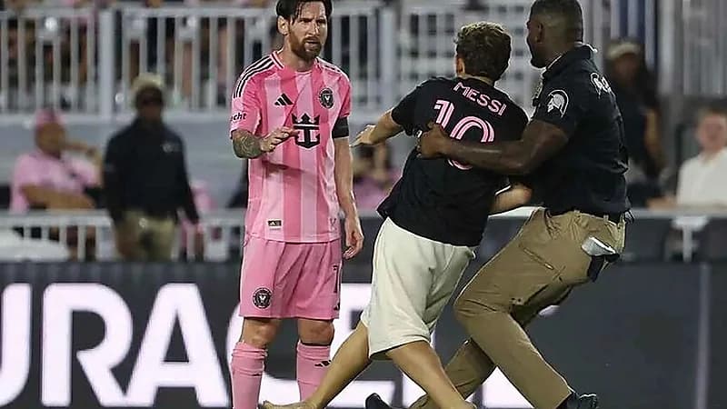 رد فعل ميسي عند اقتحام طفل الملعب لالتقاط صورة معه .. فيديو