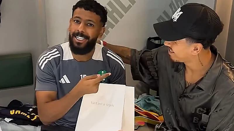 فيرمينو يفاجئ العمار بهدية .. فيديو